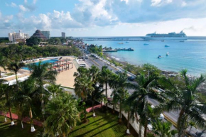 Stunning 6th floor luxury condo Large wraparound terrace Palmar 6A